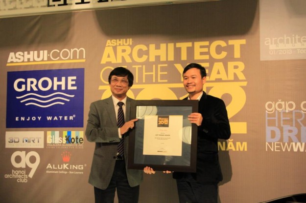 KTS Võ Trọng Nghĩa nhận giải “Kiến trúc sư của năm 2012″, được trao bởi KTS Trần Ngọc Chính – chủ tịch Hội Quy hoạch Phát triển Đô thị Việt Nam