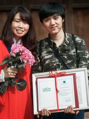 Phạm Thùy Linh (bên trái), giải Nhất giải thưởng Loa Thành 2014