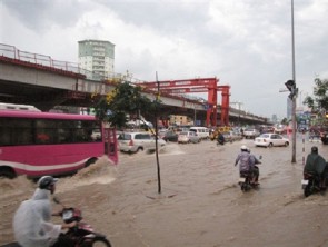 Giao thông tại Hà Nội hỗn loạn vì cơn bão số 5