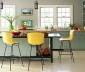 Nhà bếp sinh động với ghế nhiều màu sắc