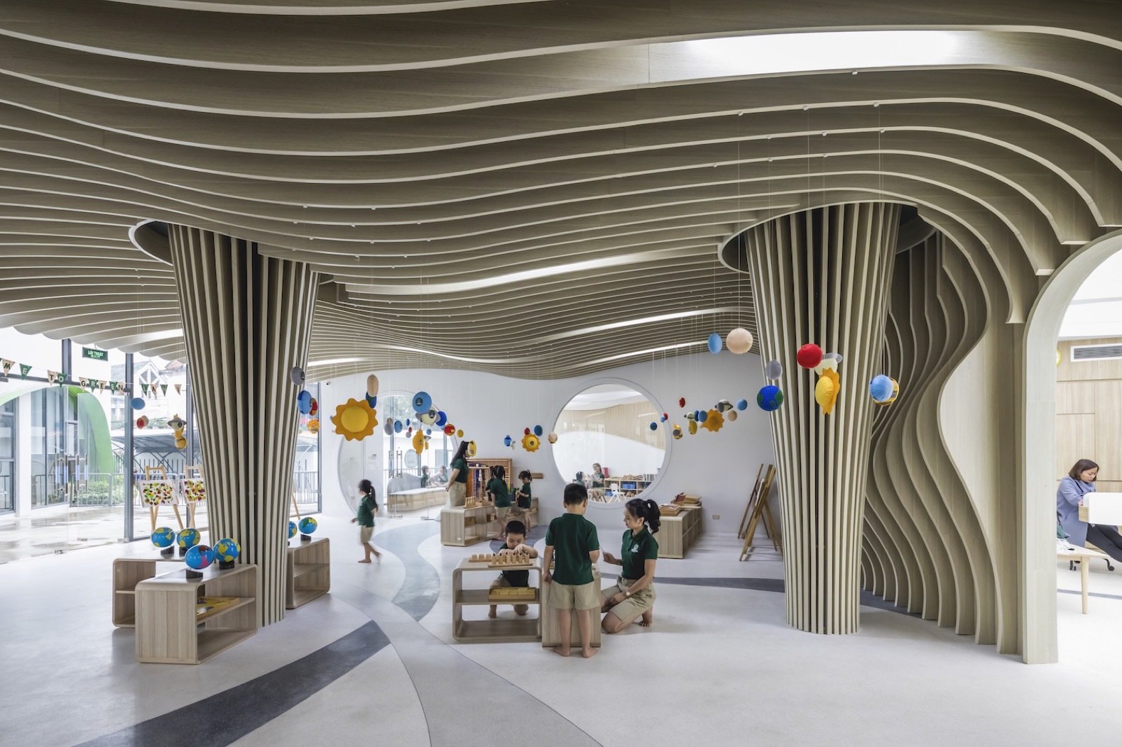 undulating-ribbed-ceilings-made-of-plywood-add-a-sense-of-play-to-the-interiors