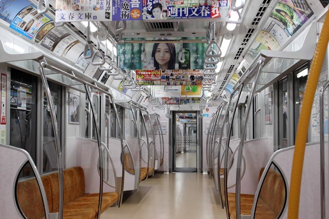 Ánh sáng trên thế hệ toa tàu mới đóng được Công ty tàu ngầm Tokyo cho lắp đặt ánh sáng LED. (Nguồn: Hữu Thắng/Vietnam+)